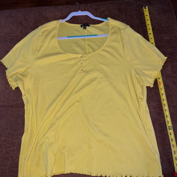 Lane Bryant 26/28 Yellow Ruffle-Hem Scoop Neck Tee - Picture 1 of 2